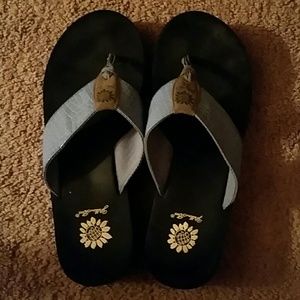 Blue size 8 ladies Yellow Box flip flops